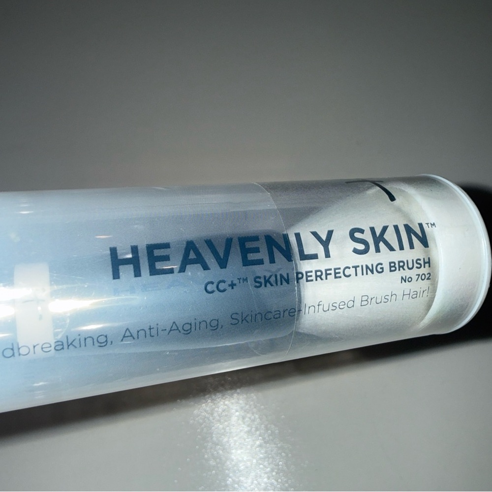 IT Cosmetics Heavenly Skin CC+ Brush - Picture 2 of 2